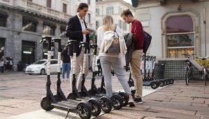 Moovit, da oggi arrivano i monopattini di Helbiz