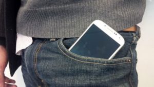smartphone in tasca
