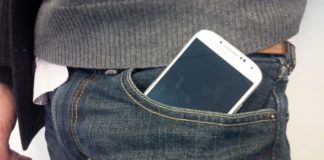 smartphone in tasca