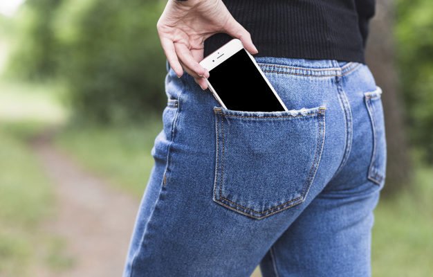 smartphone in tasca