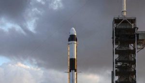 dragon-crew-vertical-nasa-spacex-lancio-capsula