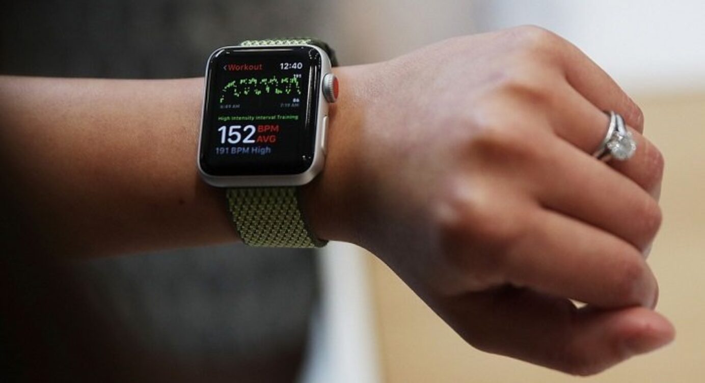 Apple Watch ha salvato una vita: rilevata un'anomalia del battito del cuore