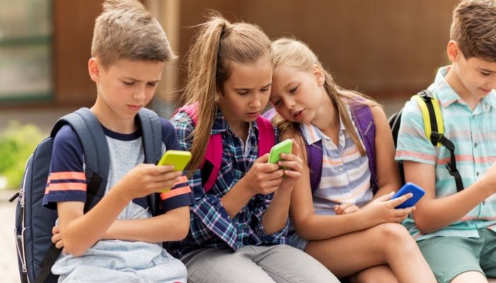smartphone e bambini luce blu