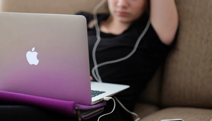 Ripreso mentre guardavi contenuti hot, la mail che ricatta gli utenti