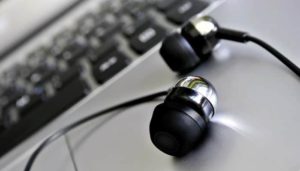 best-earbuds-under-50-review-microsoft-apple-airpods-wireless