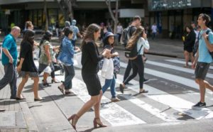 smartphone walking multe salate a new york