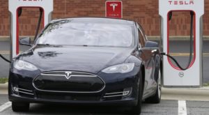 auto tesla ordinano pezzi di ricamdbio da sole