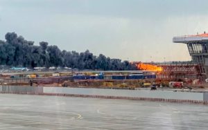 aereo in fiamme all'aeroporto di mosca