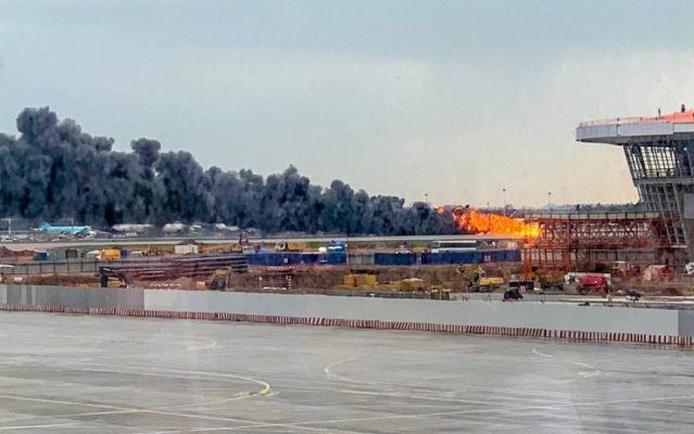 aereo in fiamme all'aeroporto di mosca