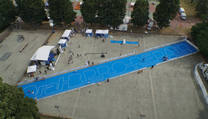 Guinness World Records a Milano: la linea di dentifrici più lunga del mondo