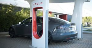 Tesla sta sviluppando le sue batterie
