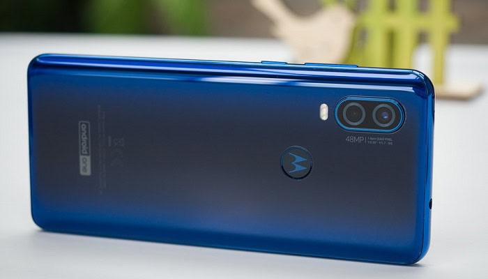 Motorola One Pro: un render mostra quattro fotocamere posteriori