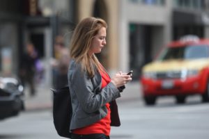 smartphone walking pericoloso multe in arrivo