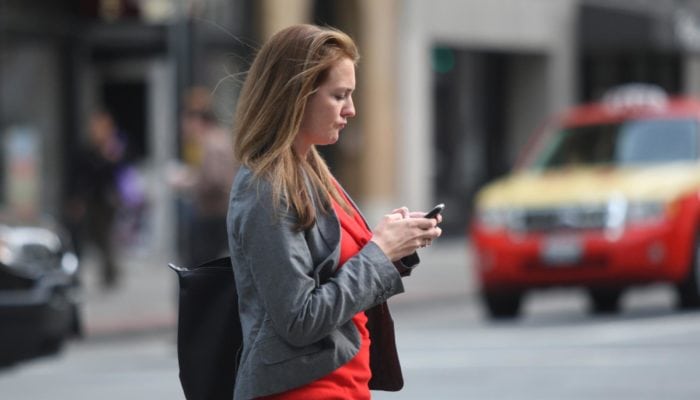 smartphone walking pericoloso multe in arrivo