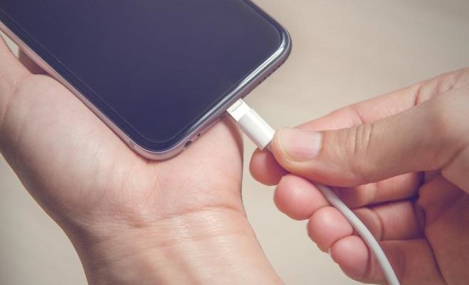 ricaricare smartphone di notte