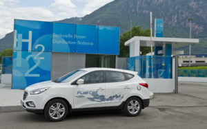 auto a idrogeno contro auto elettriche