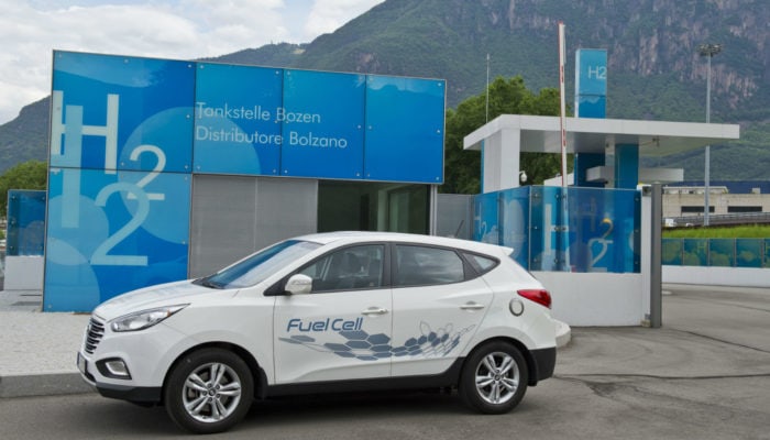 auto a idrogeno contro auto elettriche