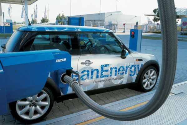 auto a idrogeno contro auto elettriche