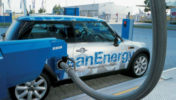 auto a idrogeno contro auto elettriche