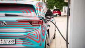 ID-Volkswagen-le-batterie-delle-auto-elettriche-garantite-8-anni-o-160.000-km-id-3-video-teaser-3-700x400