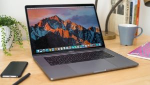 POrtatil-MacBook-Pro-en-un-escritorio-ssd-lento-modello-2018-2019-macbook-air-apple