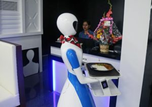 Robot nei ristoranti, la rivoluzione a causa della carenza di camerieri