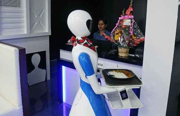 Robot nei ristoranti, la rivoluzione a causa della carenza di camerieri 