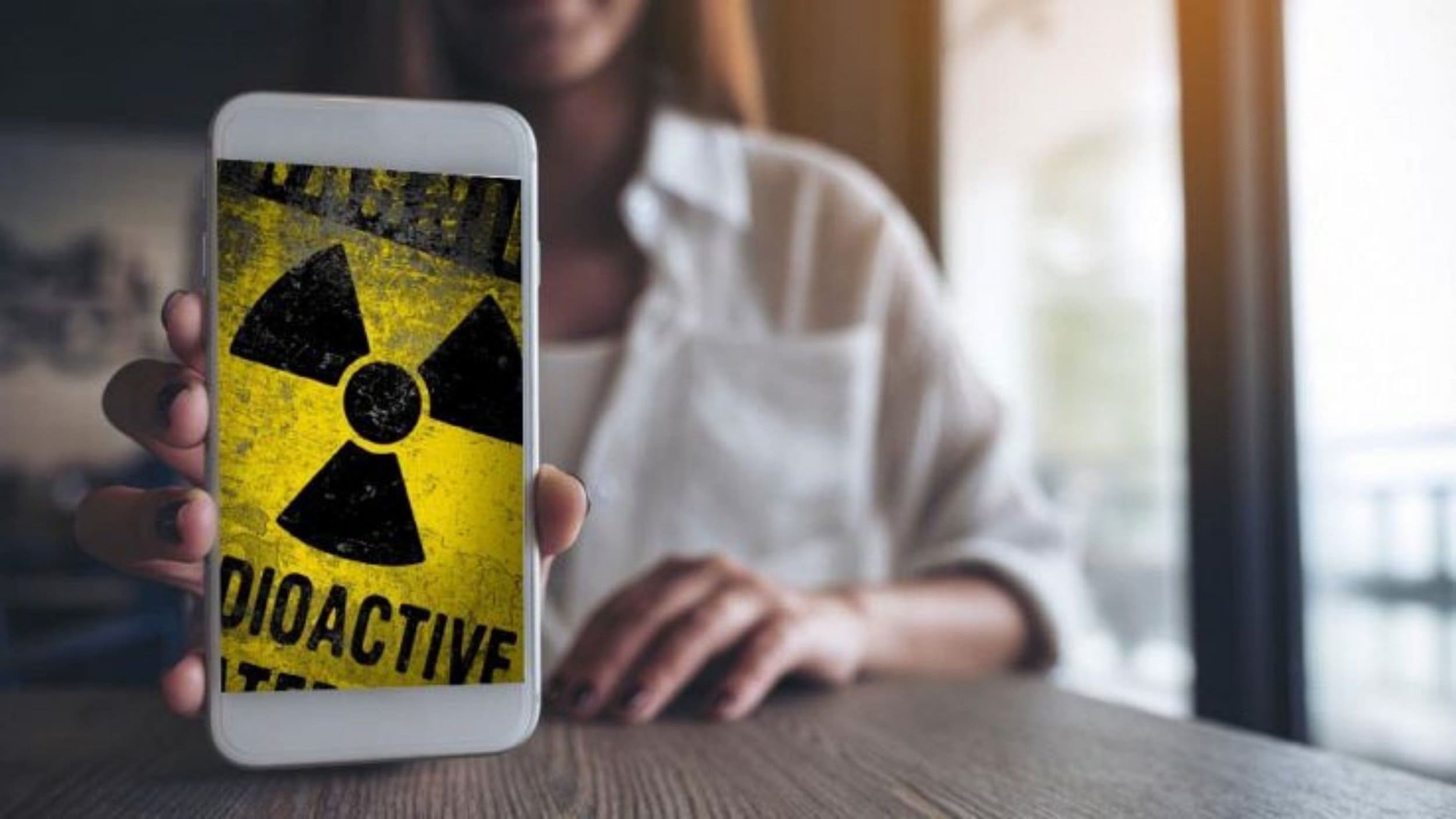 Влияние гаджетов на человека. Электромагнитное поле мобильных телефонов. Вредные смартфоны. Человек со смартфоном. Вредные смартфоны.