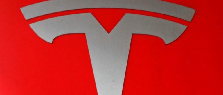 Tesla nei guai: pannelli solari a fuoco, ora Walmart fa causa