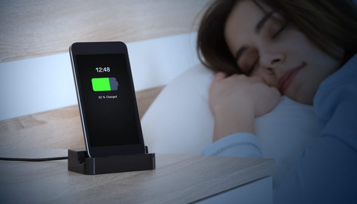 Smartphone: ecco cosa si rischia nel caricare il telefono di notte