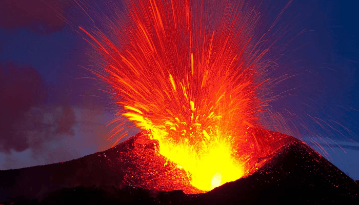 esplosione vulcano in eruzione