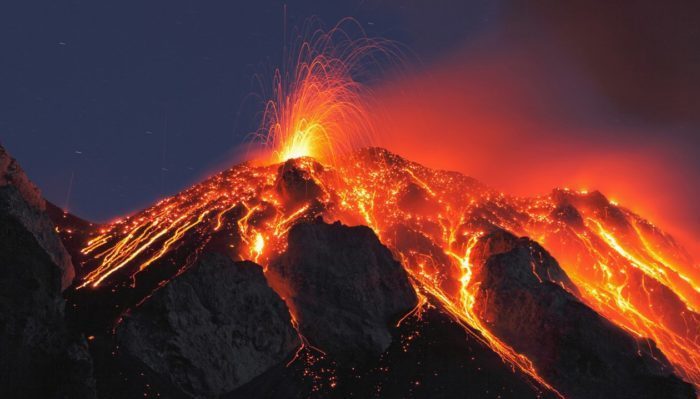 Alcuni studi rivelano che diversi vulcani sono più che attivi e che un'eruzione potrebbe portare la specie umana alla fine per via della potenza distruttiva 