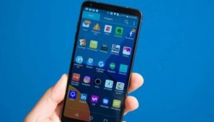 lg-g6-schermo-arrotolabile-v30-samsung-pieghevole-galaxy-fold-huawei-mate-x-01_1-700x400