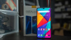 Realme-X2-Pro-Screen-on-in-front-of-box-android-10-5g-qualcomm