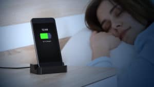 Smartphone in carica di notte: ecco i rischi che correte senza saperlo