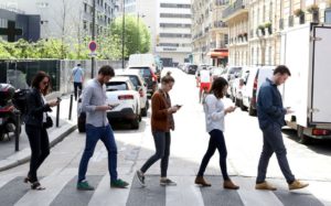 smombies smartphone walking