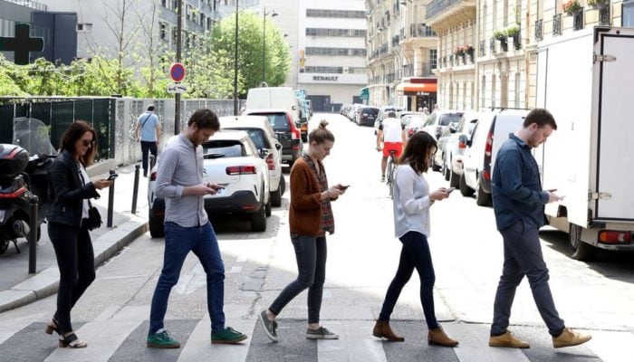 smombies smartphone walking