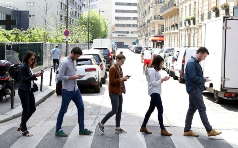 smombies smartphone walking