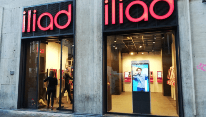 Iliad e Halloween: fuori agli store le lapidi dei costi nascosti sepolti