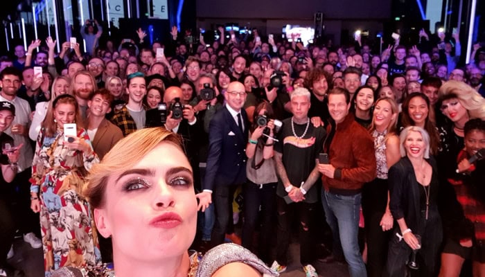 Samsung SpaceSelfie: primo selfie inviato nello spazio con Cara Delevingne