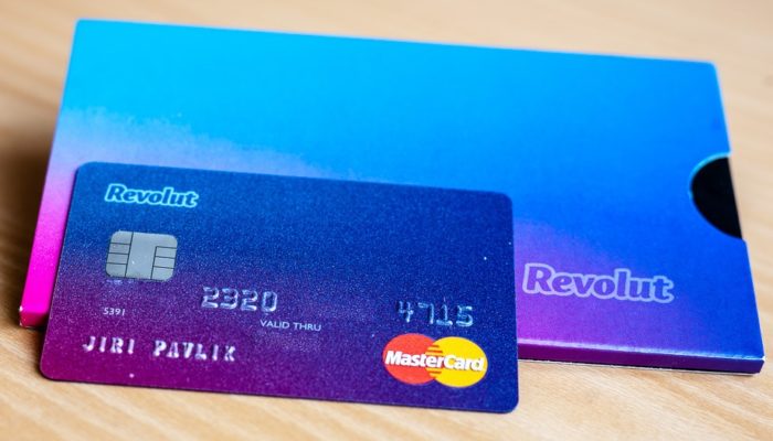 Revolut vince: il regalo di 10 euro attira gli utenti insieme ai vantaggi