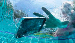 smartphone in acqua