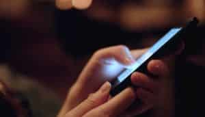 smartphone-salute-luce-blu