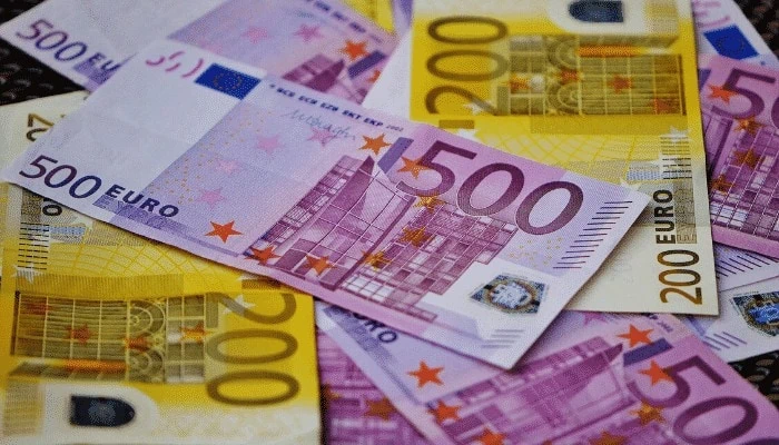 Risparmiare soldi sui conti correnti è pericoloso e controproducente