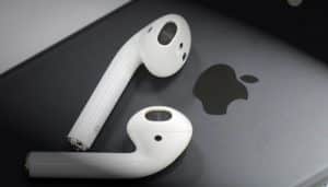 apple-bambino-ingoia-airpods