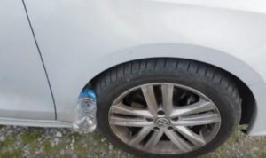 Truffa della bottiglietta di plastica: in questo modo vi rubano l'auto