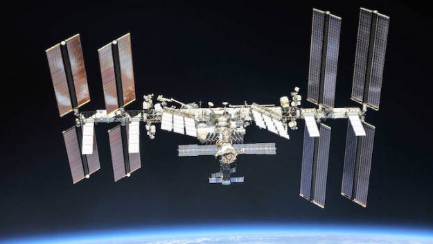Un medico tratta il coagulo di un astronauta a 250 miglia di distanza