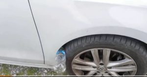 Truffa della bottiglietta di plastica: come vi rubano l'auto
