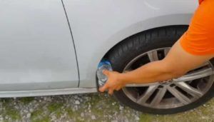 Truffa della bottiglietta: così vi possono rubare l'auto in pochi secondi