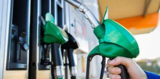Benzina in calo: il Coronavirus fa scendere il prezzo del carburante